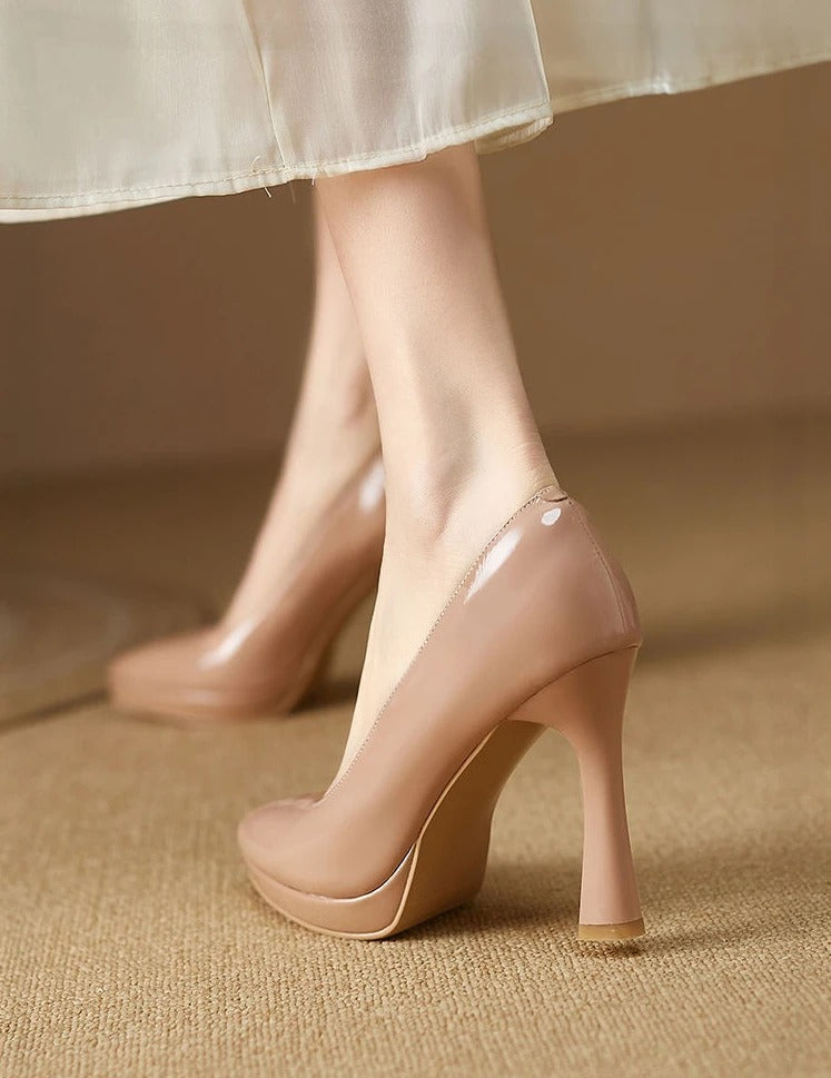 Motebevisste høye hæler for damer, med tidløst og elegant design. Komfortable pumps for fest og formelle anledninger.