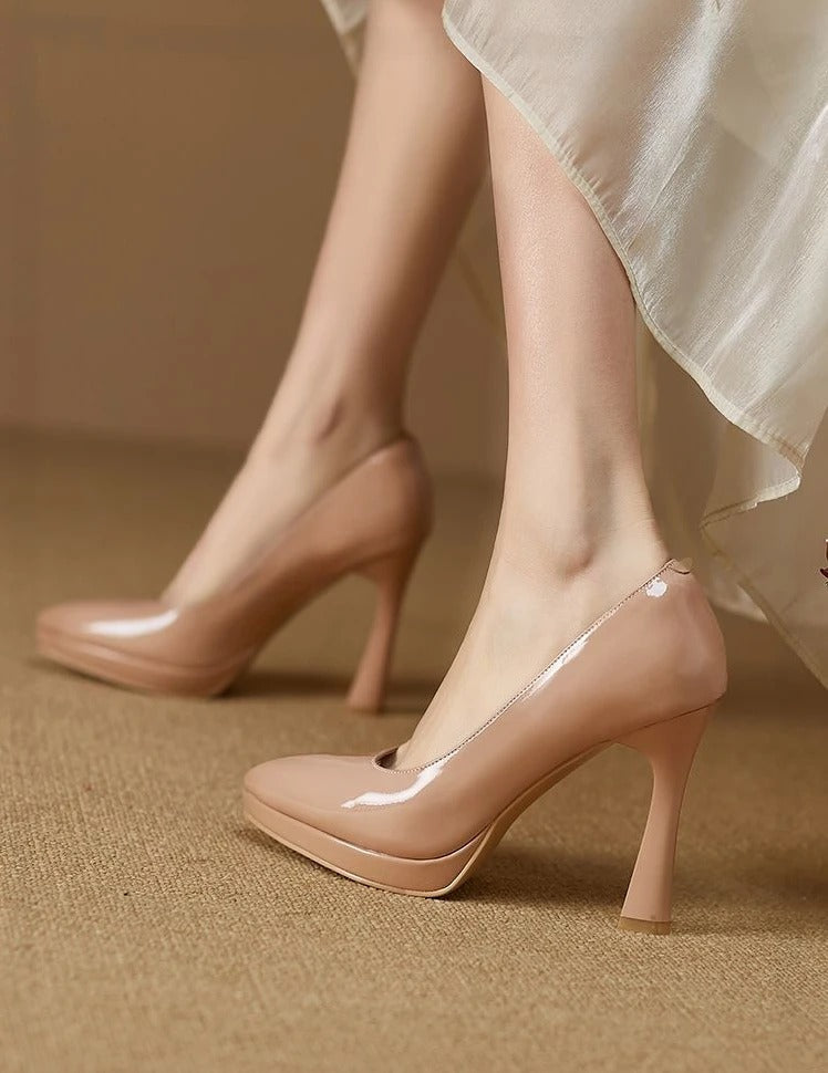 Svarte og beige høye hæler med tidløst design. Elegante pumps for kvinner, ideelle som festsko og formelle damesko.