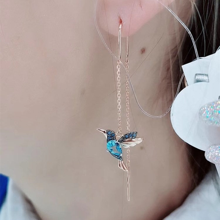 Detaljerte kolibri dråpeøreringer med glitrende zirkonia, ideell gave til kvinner som elsker smykker.