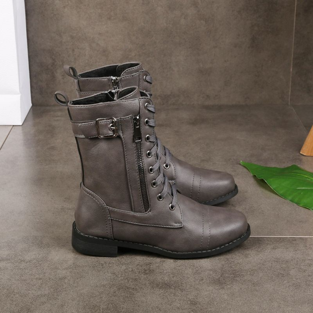 Grå kvinners ankelboots med praktisk glidelås, lav blokkhæl for komfort. Allsidige damesko for høst og vinter.