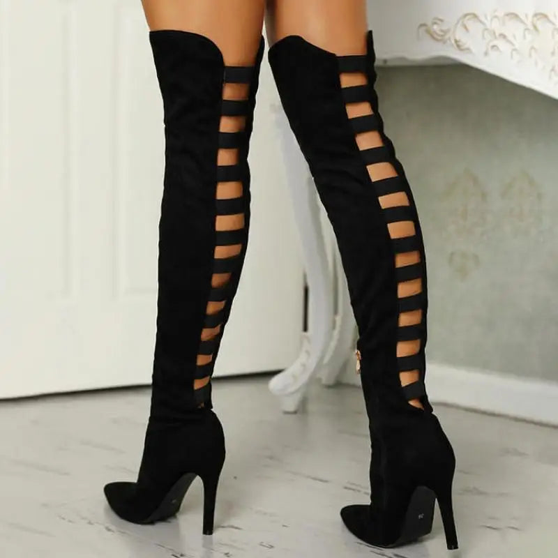 Luksuriøse lange kvinneboots med høye hæler for en sofistikert stil. Perfekte festsko for elegant damemote om vinteren.
