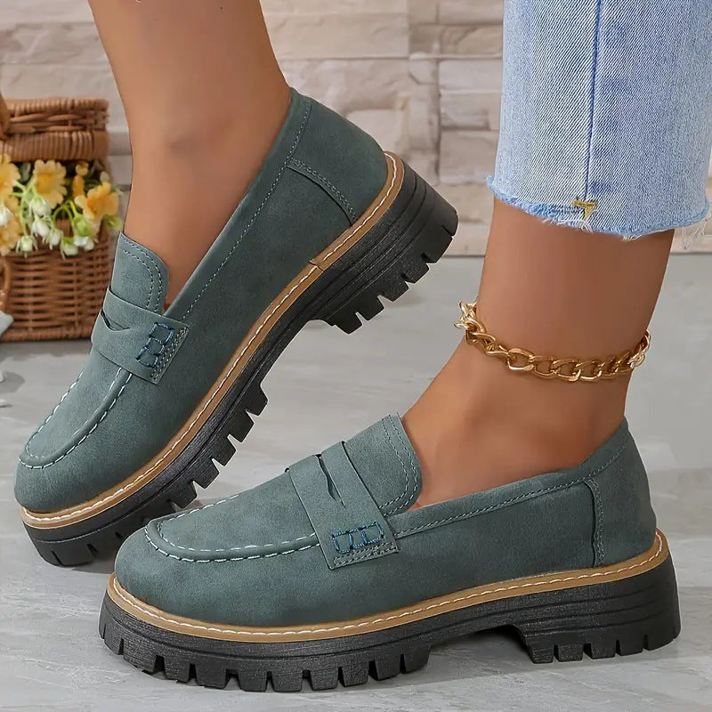 Frontvisning av elegante retrodesign loafers, komfortable slip-on damesko for vår og høst.