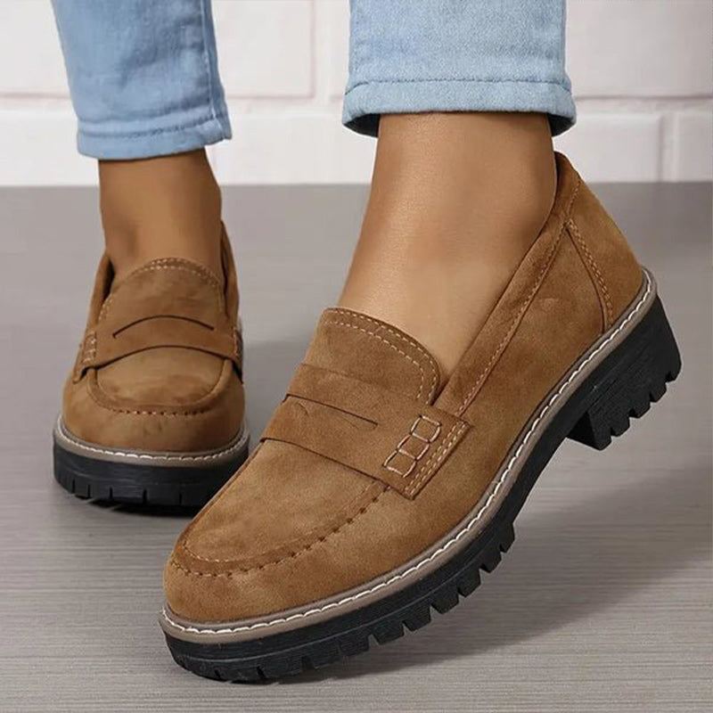 Sidevisning av stilige damesko: komfortable retrodesign slip-on loafers, ideelle vår/høstsko.