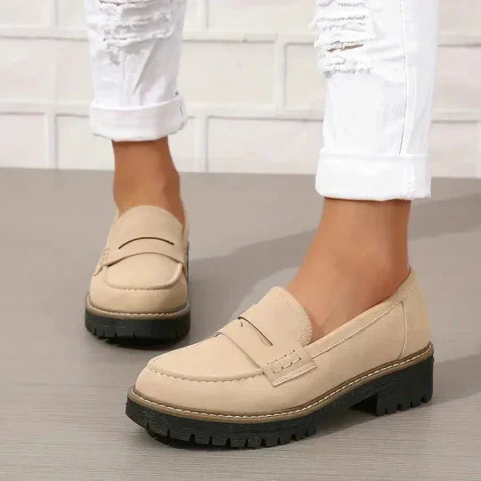 Sklisikker såle på komfortable slip-on loafers, elegante damesko med retrodesign, perfekte for hverdagsbruk.