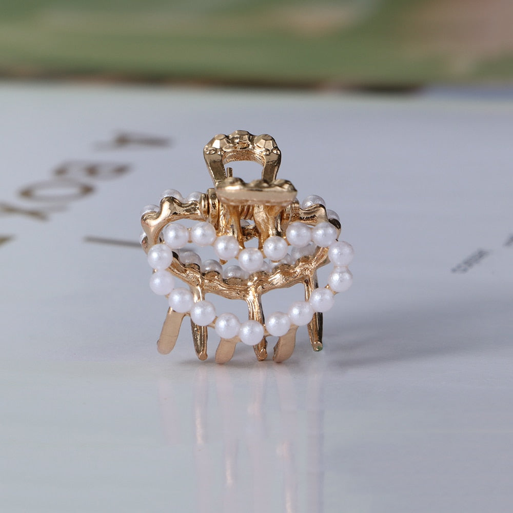 Perle hårklips med utsøkte detaljer. Ideell for bryllup, fest eller som en elegant gave.