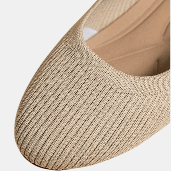Nærbilde av klassiske sorte ballerinasko i mykt skinn, med elegant, minimalistisk design.