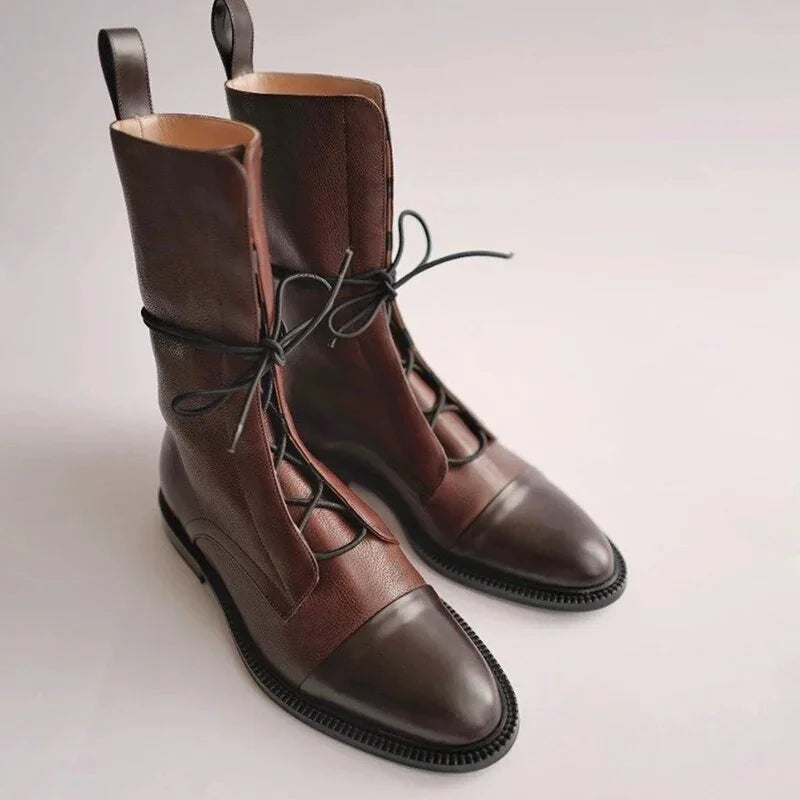 Kvinner med klassiske ankelstøvletter i svart, viser tidløs mote og komfort for en elegant hverdagslook.