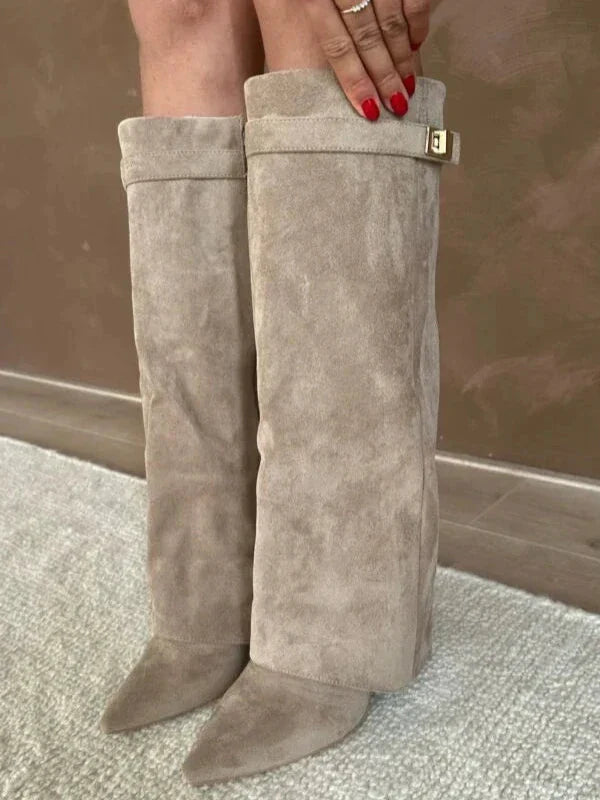 Elegante og komfortable damestøvler med blokkhelt, ideelle for høst og vinter. Semsket stil.