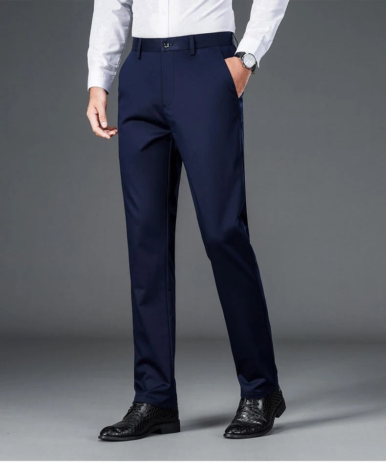 Avslappede herrebukser med stretch, perfekte for en komfortabel og elegant hverdagslook.