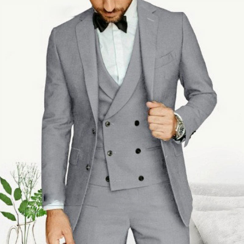 Detaillierte Ansicht eines eleganten 3-Teiler Herrenanzugs, ideal für formelle Kleidung.