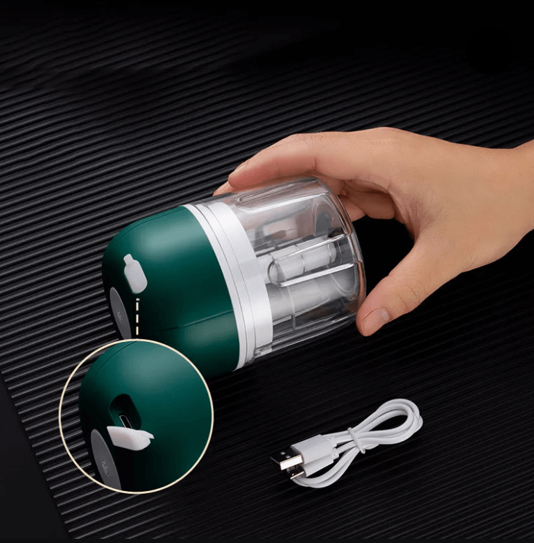 Ny, effektiv elektrisk hvitløkspresse i eske. USB-oppladbar og klar for enklere matberedning.