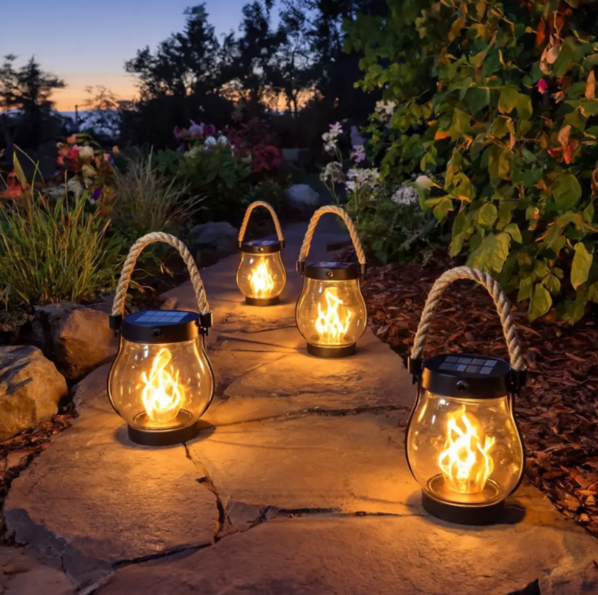 EmberGlow solcellelanterne med realistisk flammeeffekt, perfekt for hage og terrasse.