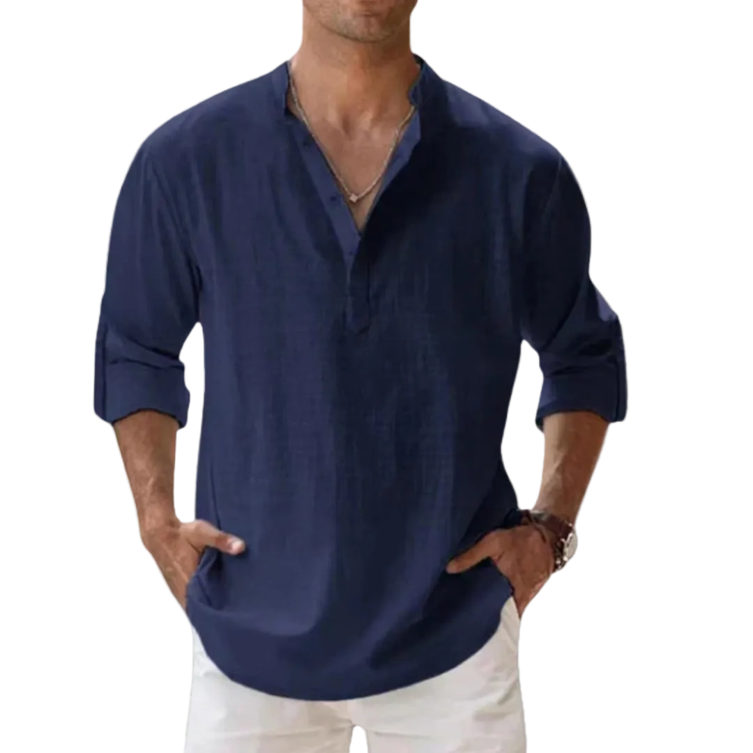 En mann iført en elegant marineblå herre tunisisk polo skjorte, perfekt for sommeren.