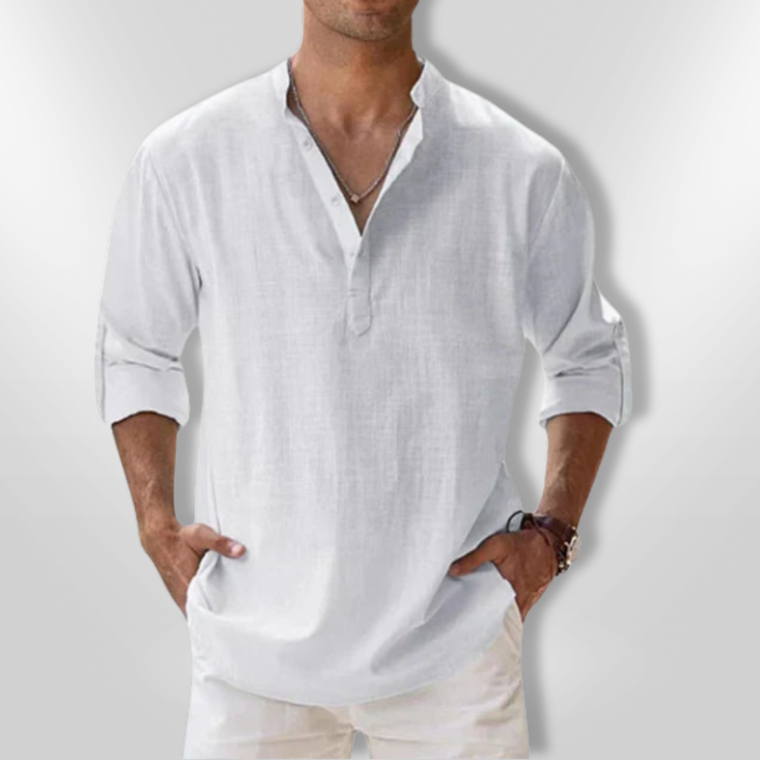 En mann med en svart tunisisk krage polo skjorte, elegant for både fritid og hverdags.