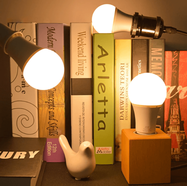 Kaldhvit eller varmhvit LED nødlyspære for allsidig belysning.