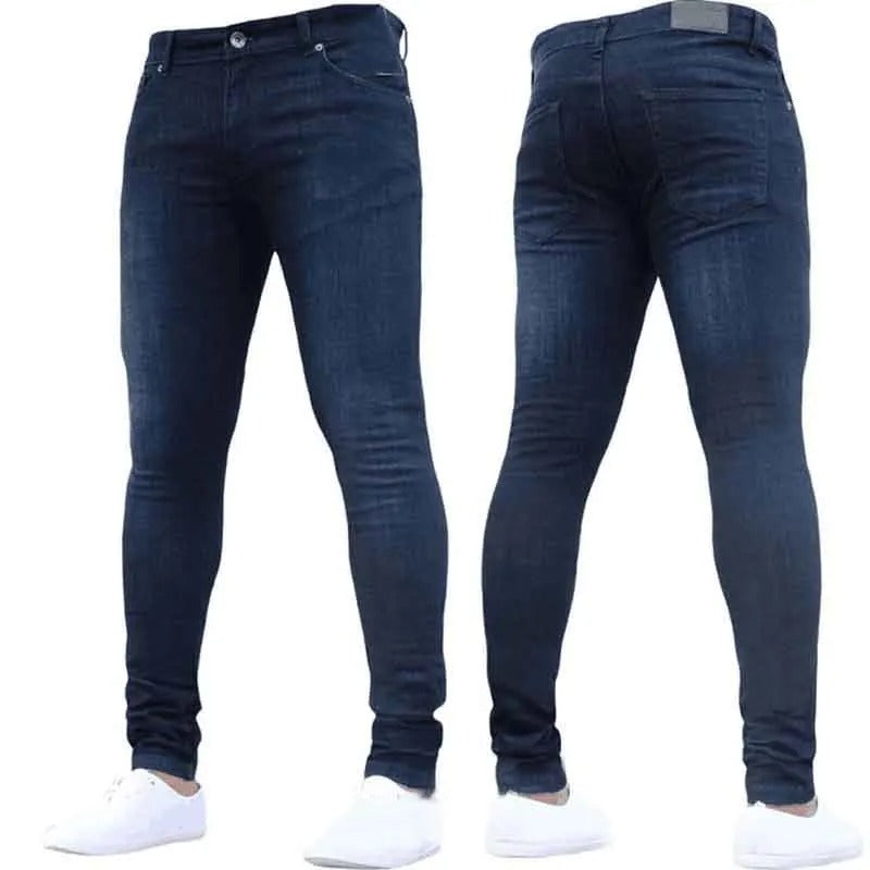 Stående mann modellerer sorte skinny jeans for menn, fremhever den formsydde passformen
