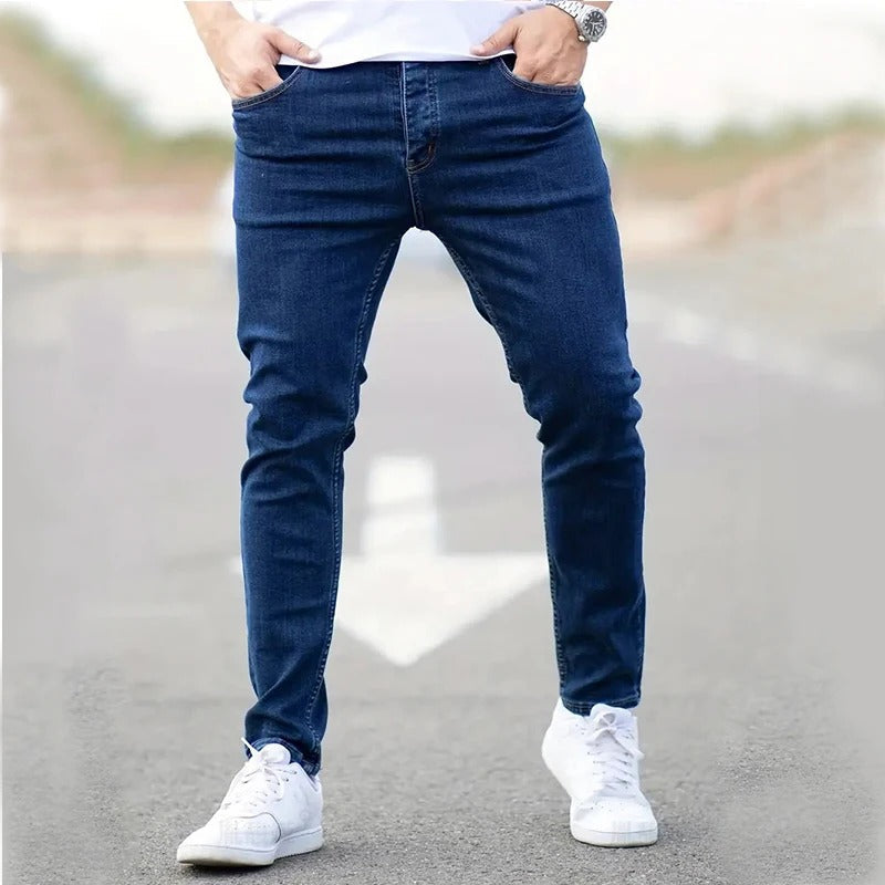 Oversikt over tre fargede skinny jeans for menn: sort, lyseblå, mørkeblå, presentert liggende