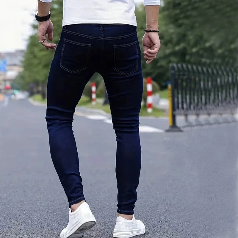 Skinny jeans for menn i lyseblå, kombinert med fritidssko, viser den moderne motetrenden