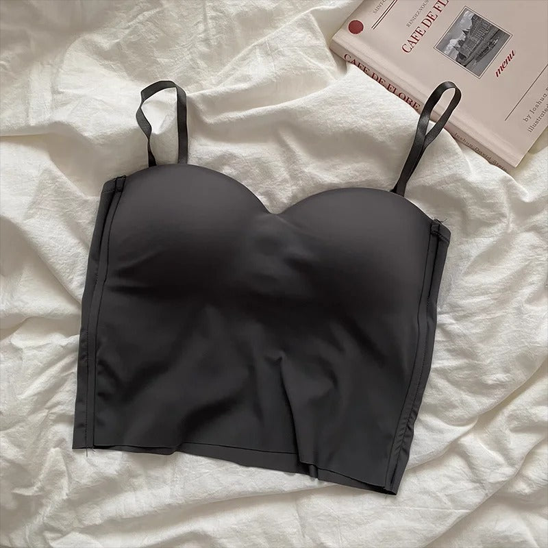 Stilren ensfarget cropped singlet for kvinner, essensielt moteplagg for sommer og hverdagsbruk.