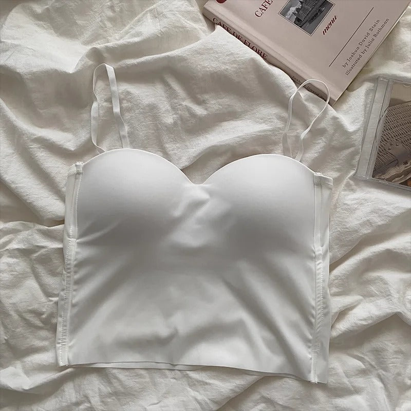 Elegant ensfarget cropped camisole, perfekt basisplagg for kvinner og moderne sommerantrekk.