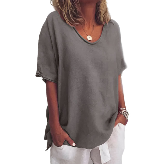 Ensfarget damebluse med V-hals og korte ermer, perfekt for sommeren. Lett og luftig design.