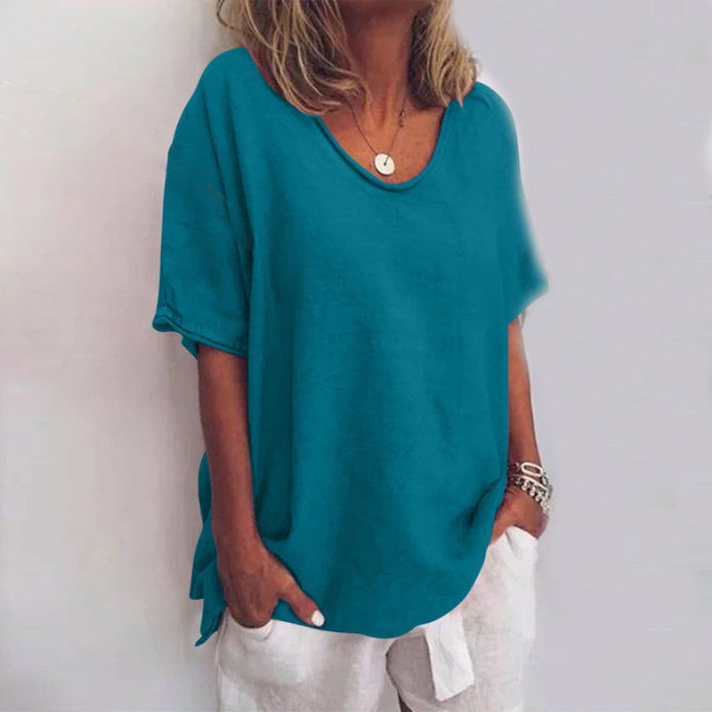 Luftig og komfortabel damebluse med V-hals og korte ermer. Ensfarget for enkel styling.