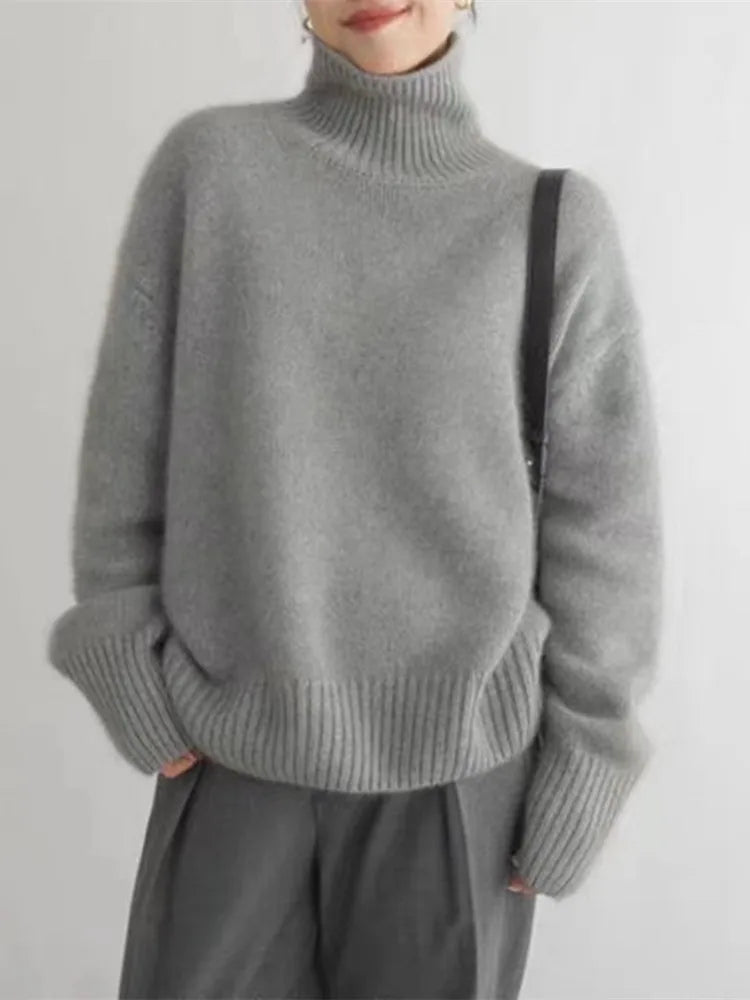 Komfortabel damegenser med varm, høy krage. Ensfarget turtleneck genser for stilren høst/vinter.