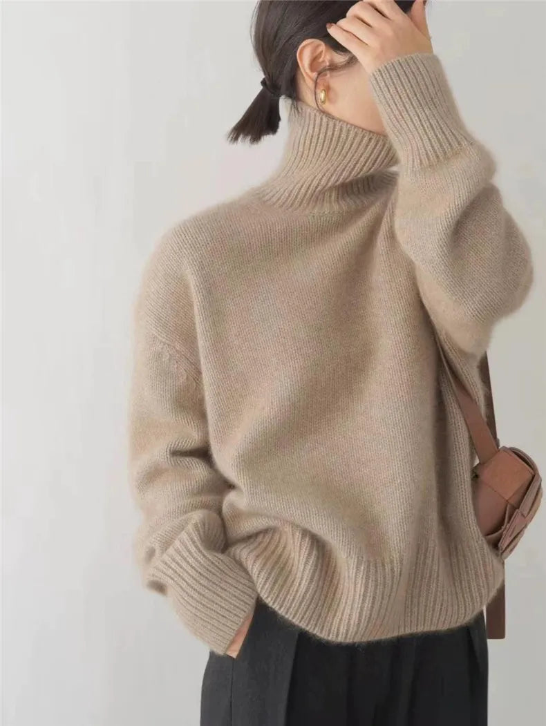 Basic elegant damegenser med høy krage. Varm og stilren turtleneck genser, ideell for vinter.