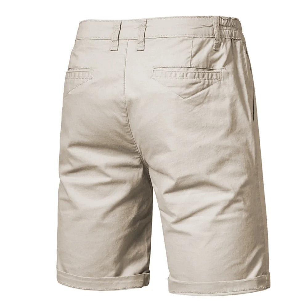 Hverdagsshorts for menn, ensfarget og enkel å style, et must for komfortable sommerdager.