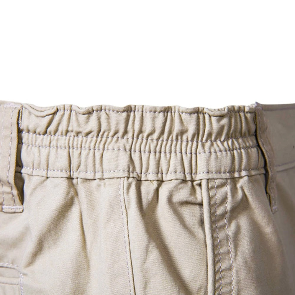 Herre shorts i ensfarget design, sikrer maksimal komfort og avslappet stil gjennom hele sommeren.