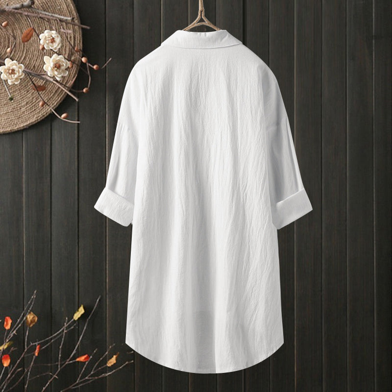 Elegant damebluse med lange ermer, knapper og lomme. Løs passform for komfortabel bruk på jobb og fritid.