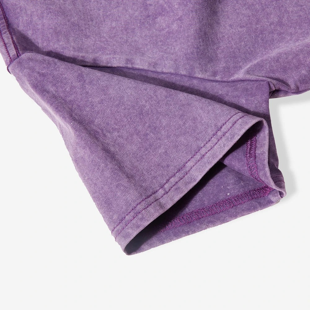 Behagelig og trendy ensfarget slim t-skjorte for kvinner med vasket utseende og rund hals.