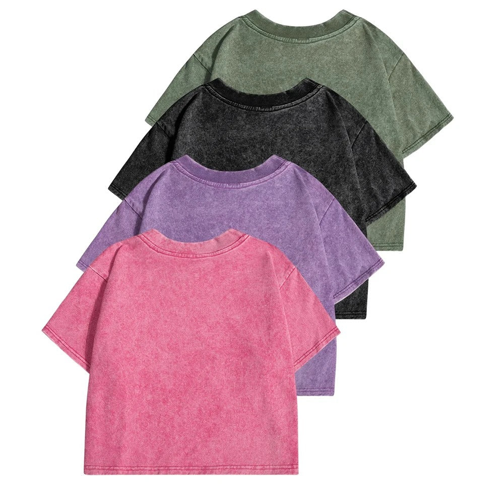 Moderne dame t-skjorte, slim passform, ensfarget med vasket look. Perfekt for en trendy hverdag.