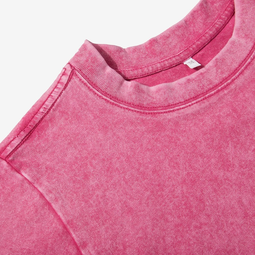 Slim fit t-skjorte for kvinner i ensfarget stoff med vasket look, ideell for en uformell og stilig look.