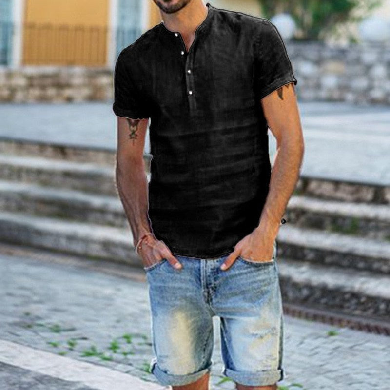 Herrebluse V-hals i pustende, lett materiale. Ideell fritidsbluse for en stilfull og komfortabel sommer.