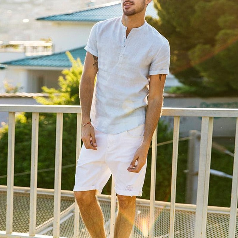 Moderne V-hals herrebluse, ensfarget og allsidig. Perfekt som en lett sommer- eller fritidsbluse.