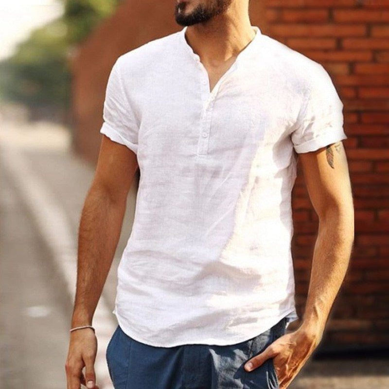 V-hals herrebluse, lett og pustende sommerstil. Ensfarget, komfortabel fritidsbluse for menn.