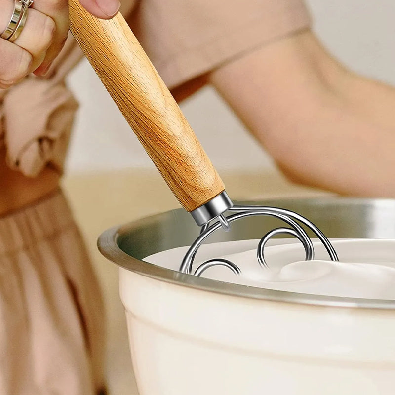Ergonomisk håndtak på deigvisp for komfortabelt og sikkert grep under baking.