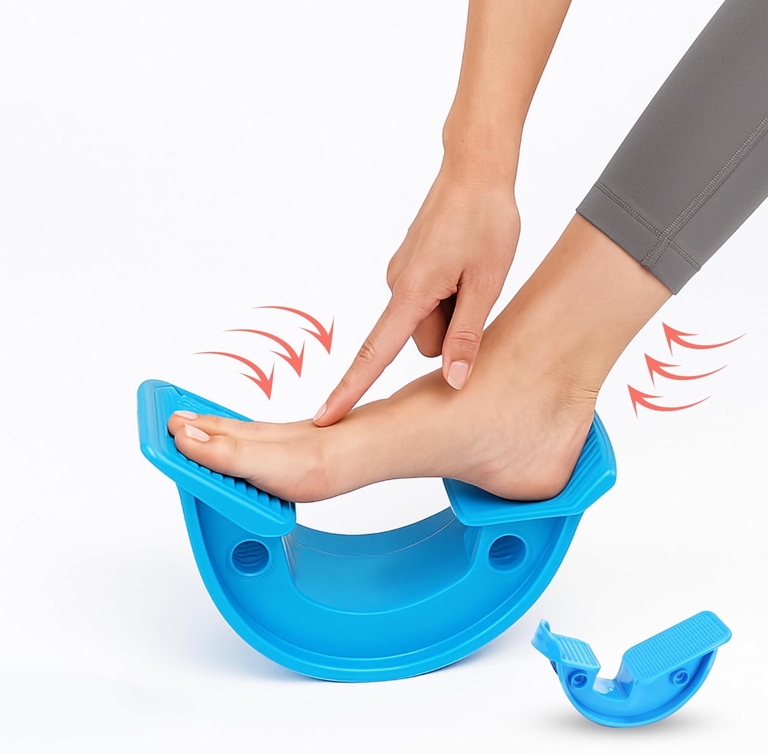 En person bruker ergonomisk fotstrekker for å strekke legg og akillessene. Perfekt for yoga og velvære.