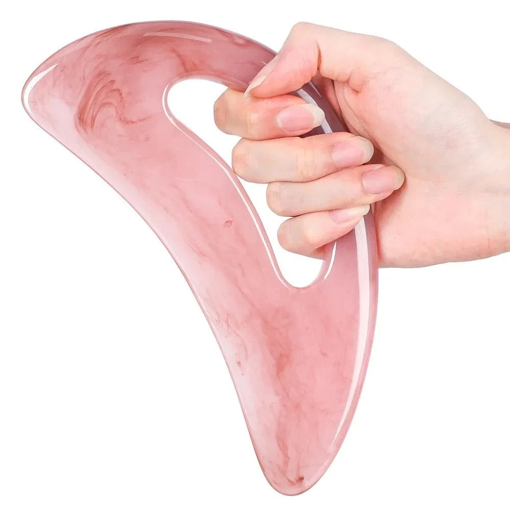 Ergonomisk gua sha kroppsskraber i gul bivoksharpiks for dyp massasje og muskelavslapning.