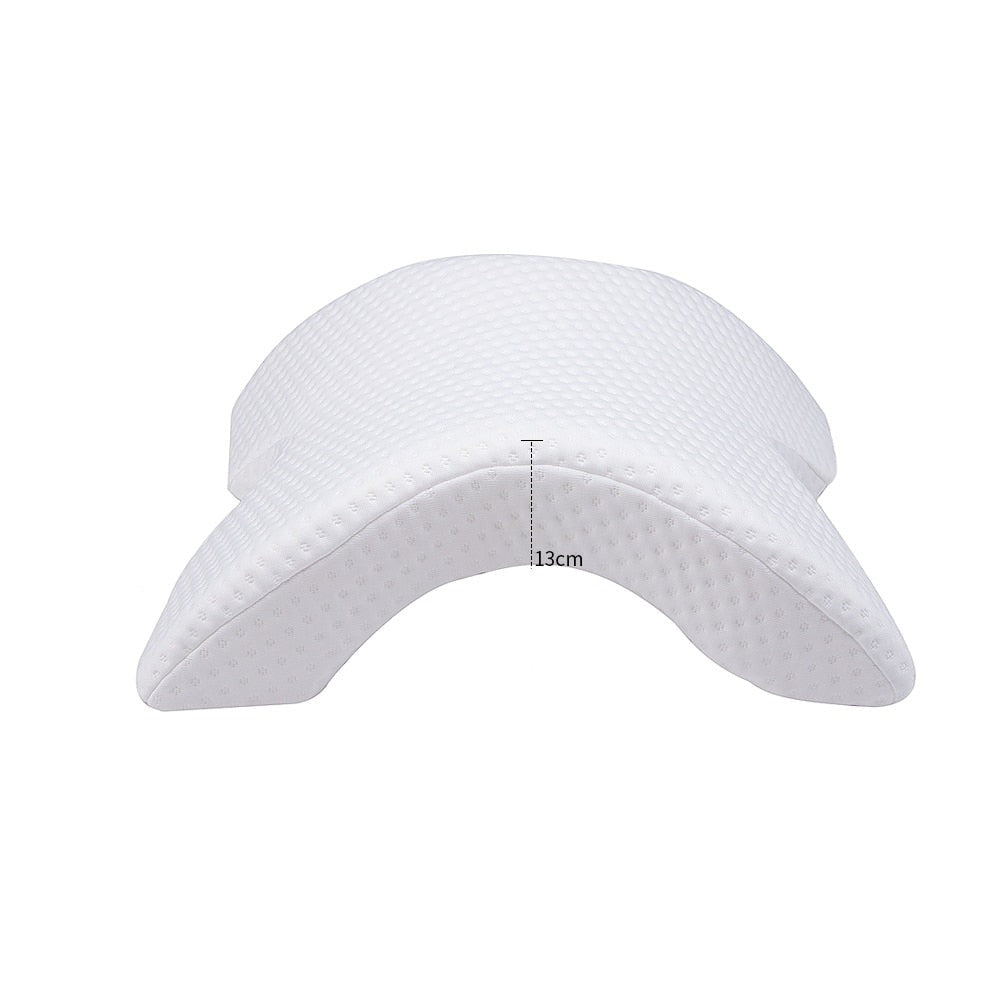 Ergonomisk memory foam pute med nakke- og armstøtte, ideell for sidesover og par.