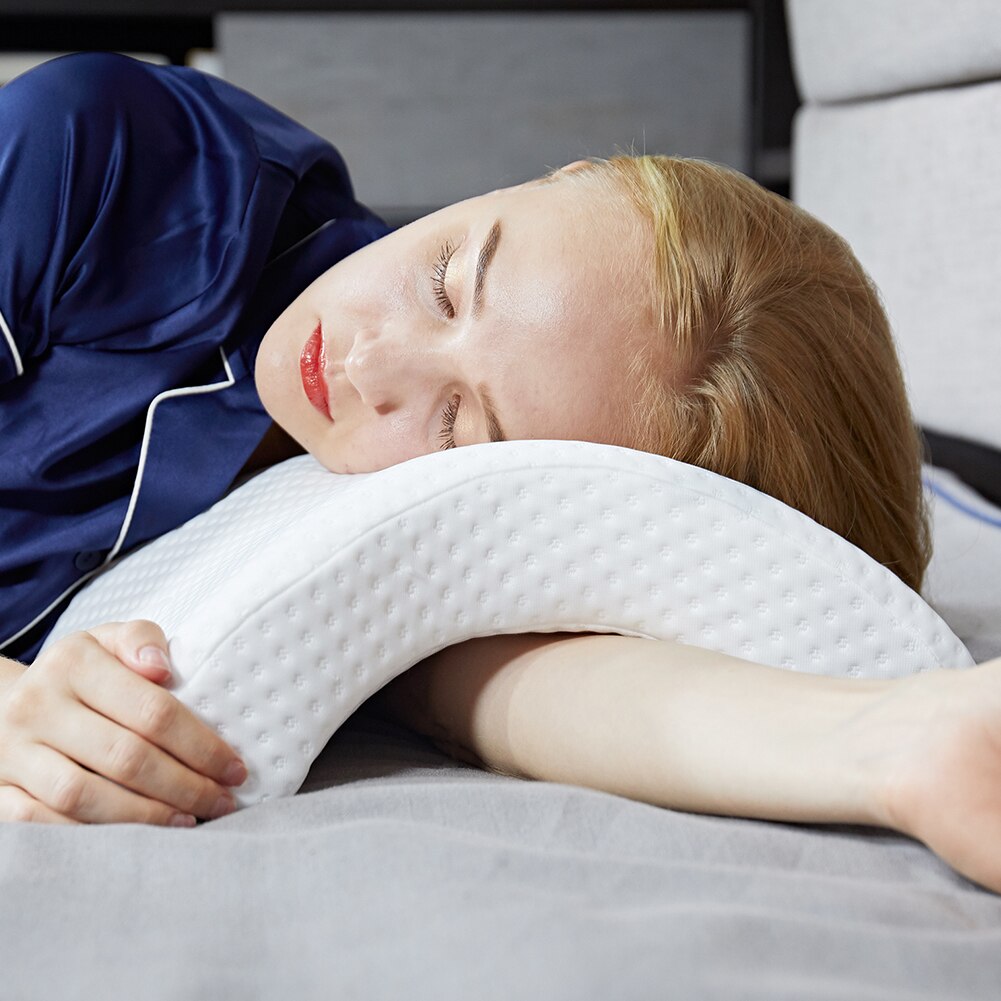 Støttende memory foam nakkepute med armstøtte sikrer komfort og søvnforbedring for alle.