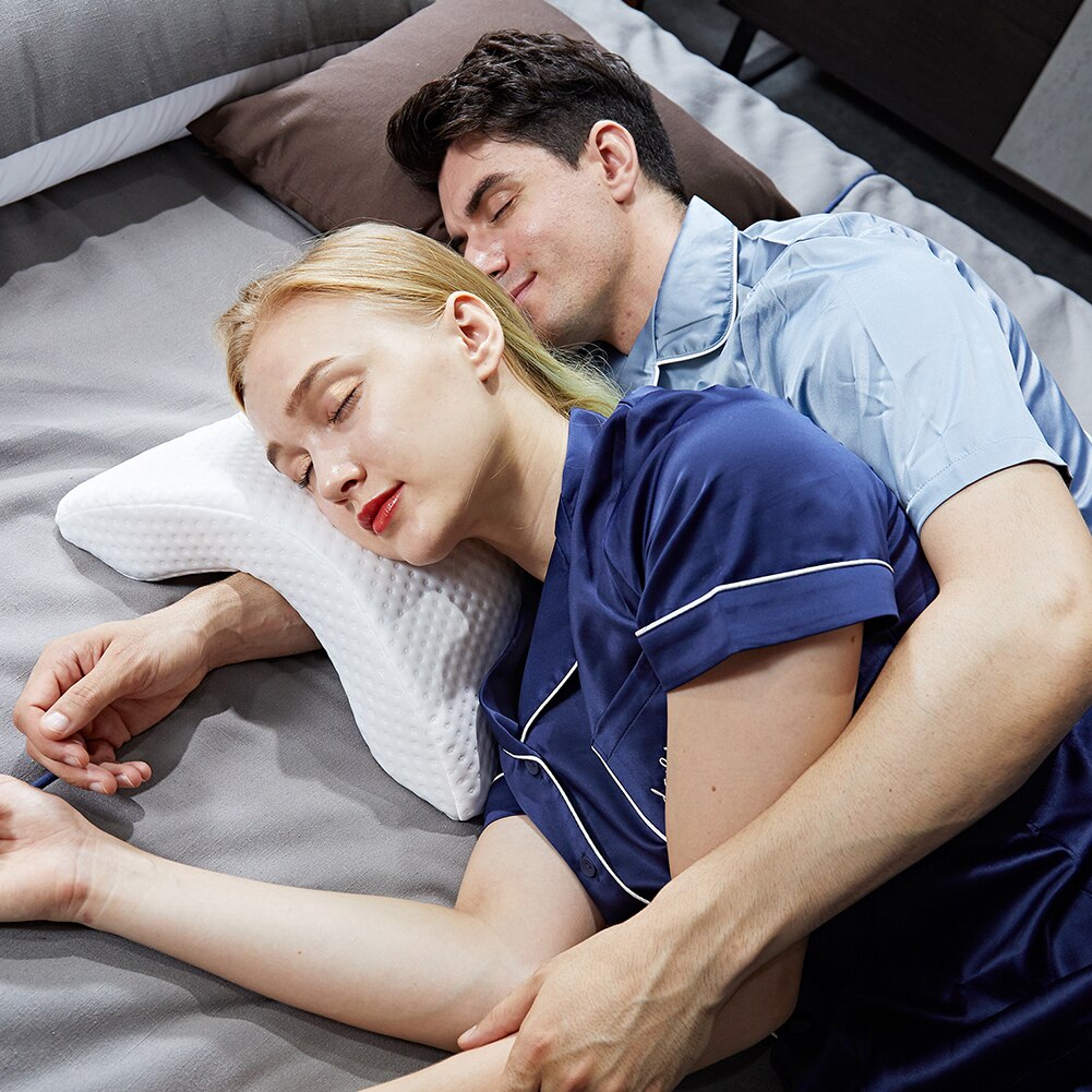 Luksuriøs memory foam pute for optimal nakke-, arm- og skulderstøtte, ideell for par.