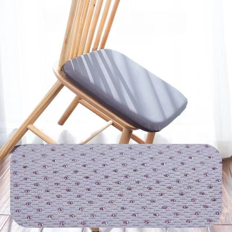 Ergonomisk kontorpute i minneskum for langvarig komfort, avlaster halebein og nedre rygg.