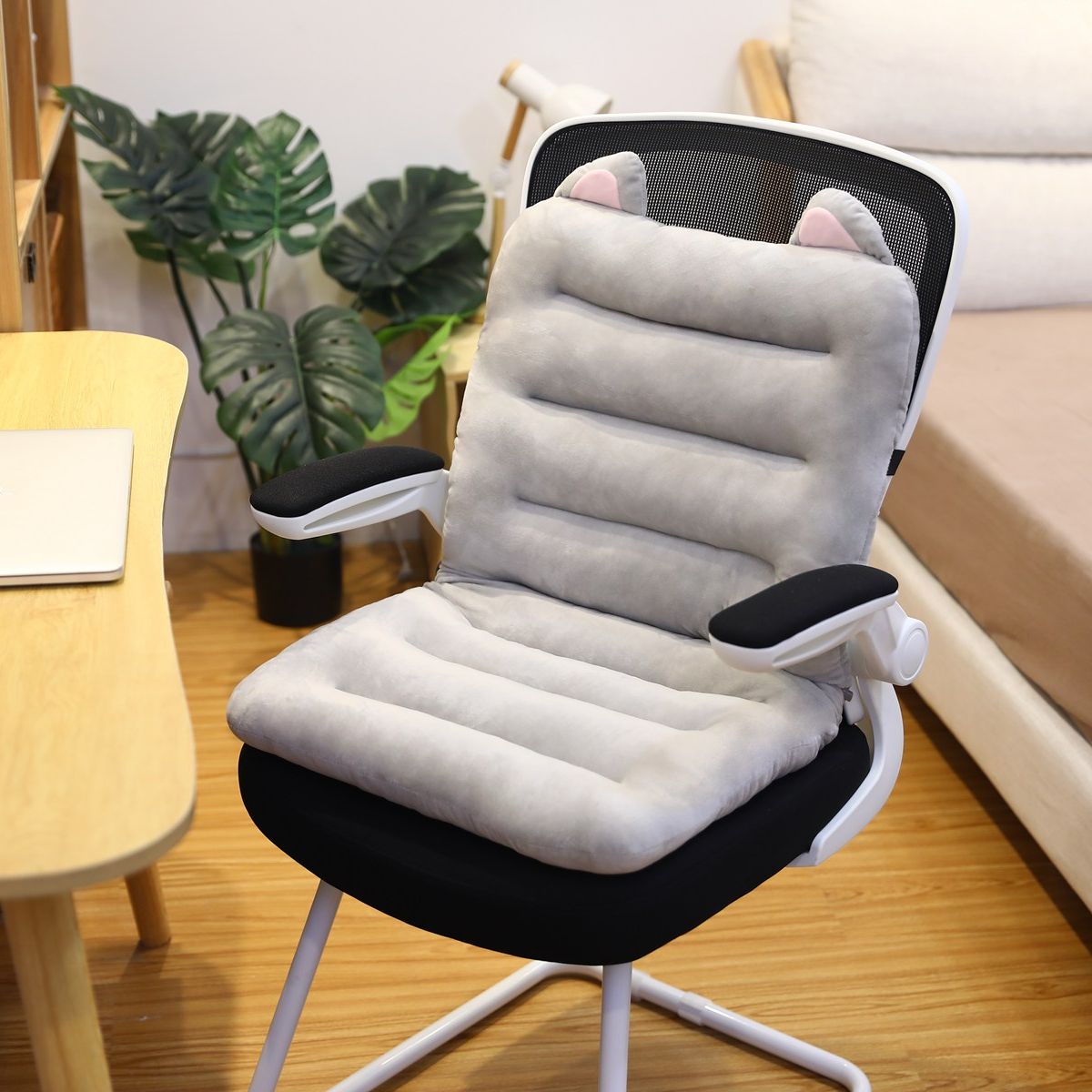 Miljøvennlig ergonomisk sittepute for optimal sittestilling. Gir komfortabel støtte for kontorstol, bil og reise.