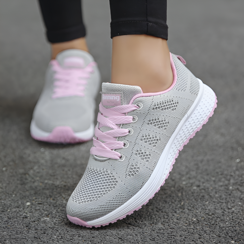 Blå lette fritidssneakers for kvinner. Ergonomisk design gir pustende komfort for en aktiv hverdag.