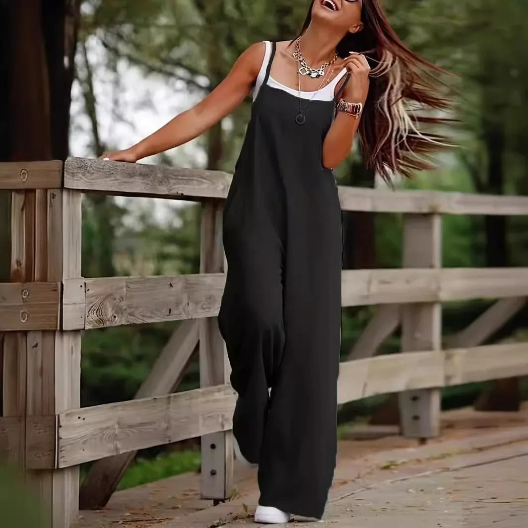 Avslappet ensfarget jumpsuit for damer med vide ben og ermeløs design, ideell for casual stil.