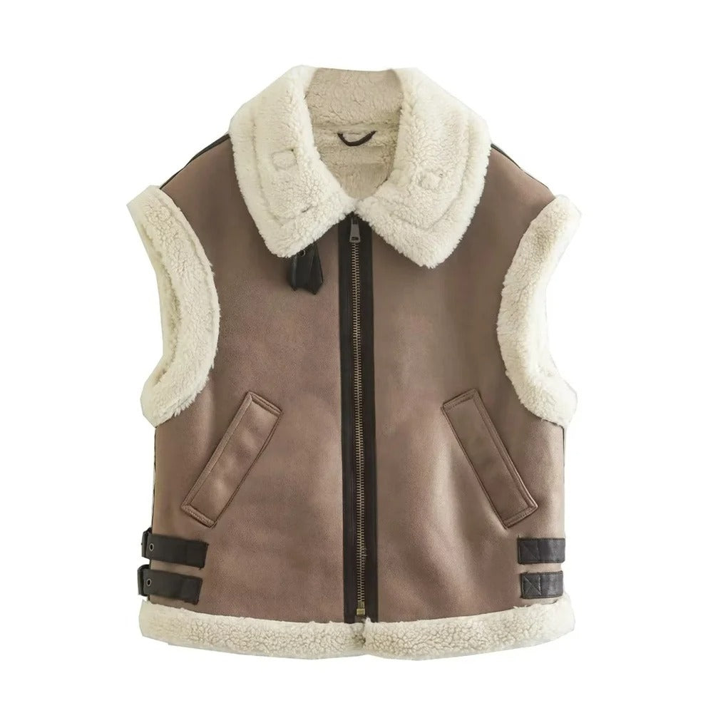 Komfortabel ermeløs polotopp for kvinner. Allsidig vest i trefarget design, ideell for lag-på-lag eller casual mote.