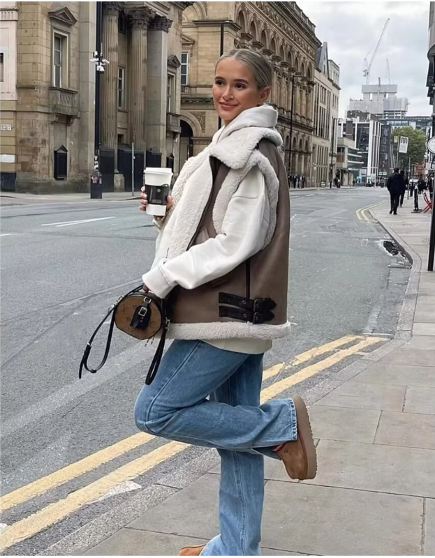 Hverdagsvest: Ermeløs polotopp for kvinner. Komfortabel og allsidig for en casual look eller som lag-på-lag plagg.
