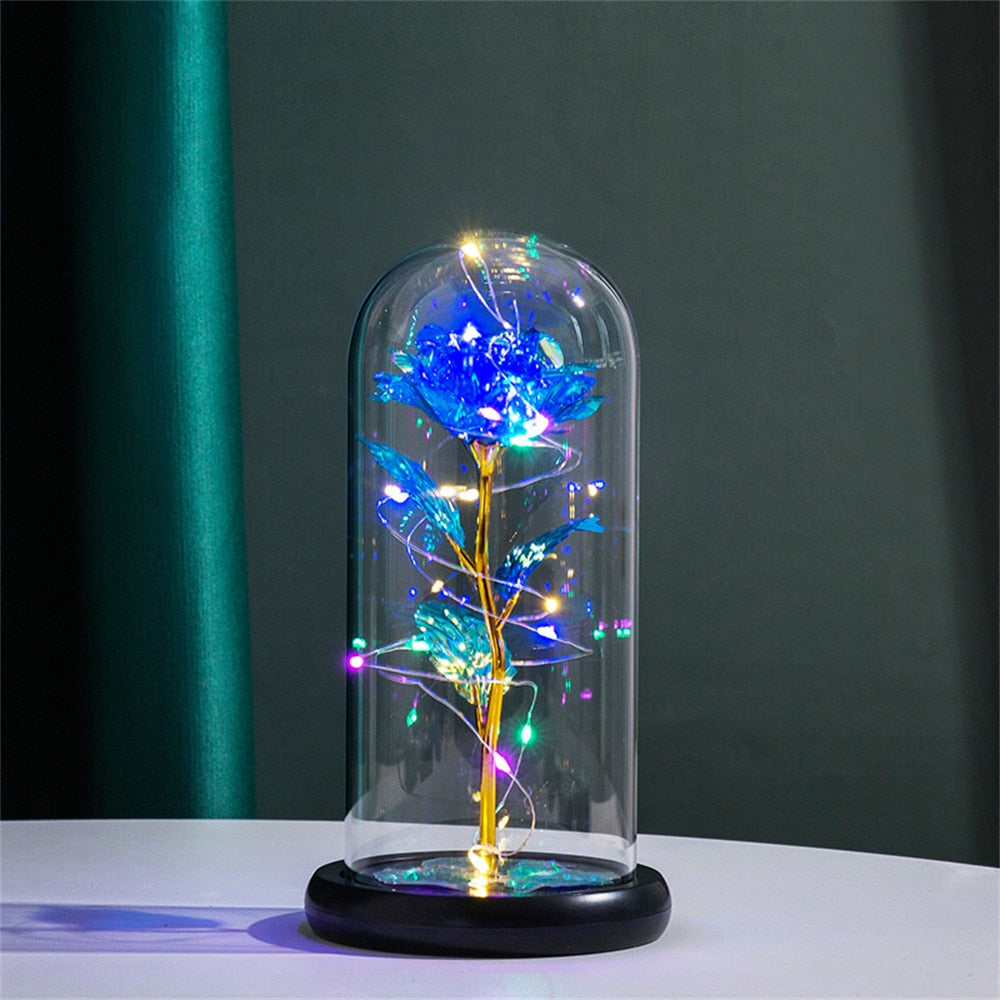 Elegant evig rose under glasskuppel, opplyst av delikate LED-lys for en kjærlighetsgave.
